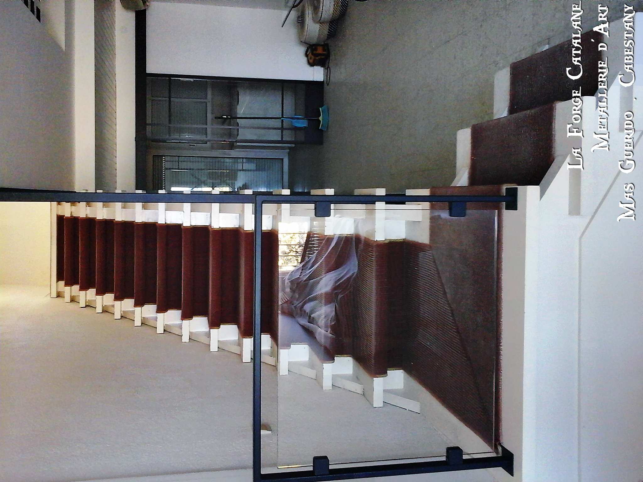 garde corps ossature fer carre remplissage verre securit forge catalane.jpg